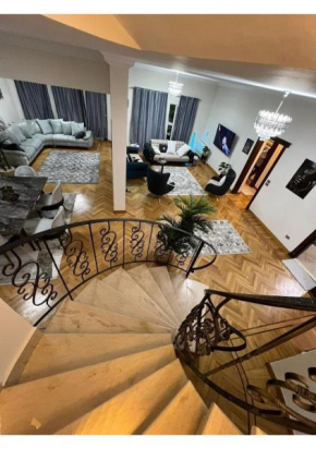 Villa With A Private Garden In Beverly Hills